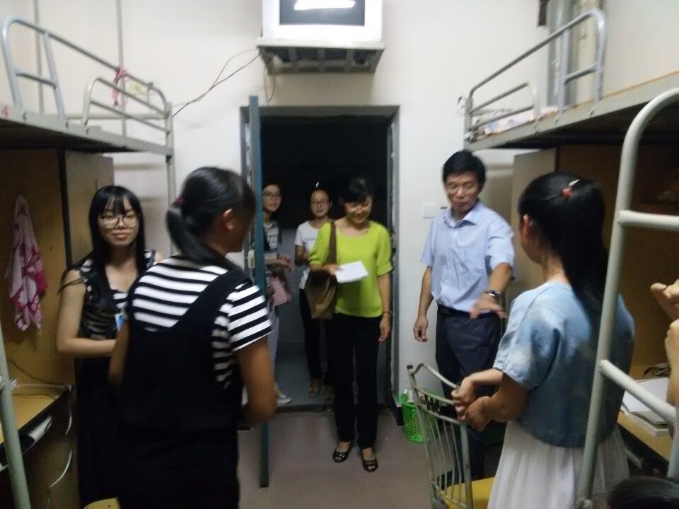 我院领导深入学生宿舍看望2015级新生